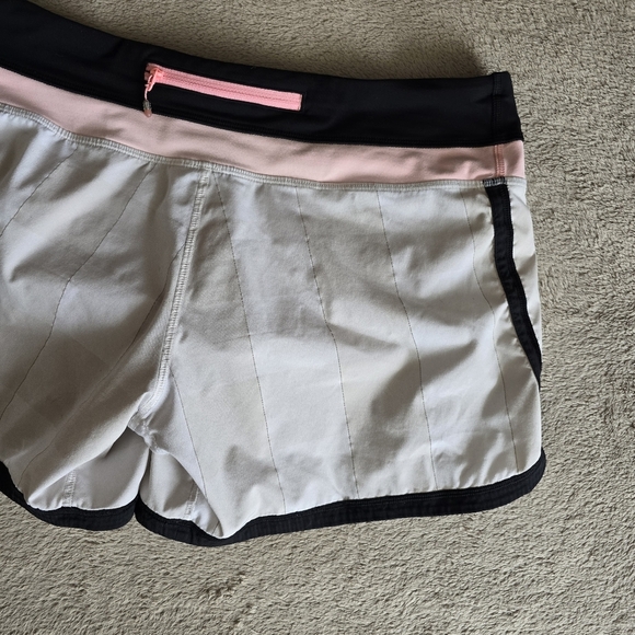 Lululemon Groovy Run Short Gros Gingham Dune/Bleached Coral/Black size 8 - Picture 8 of 13